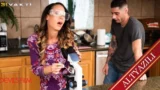 Sevimli üvey kız kardeş Amica Miley abisinin kocaman sikini emiyor ve ilk sikişe baştan çıkarıyor
